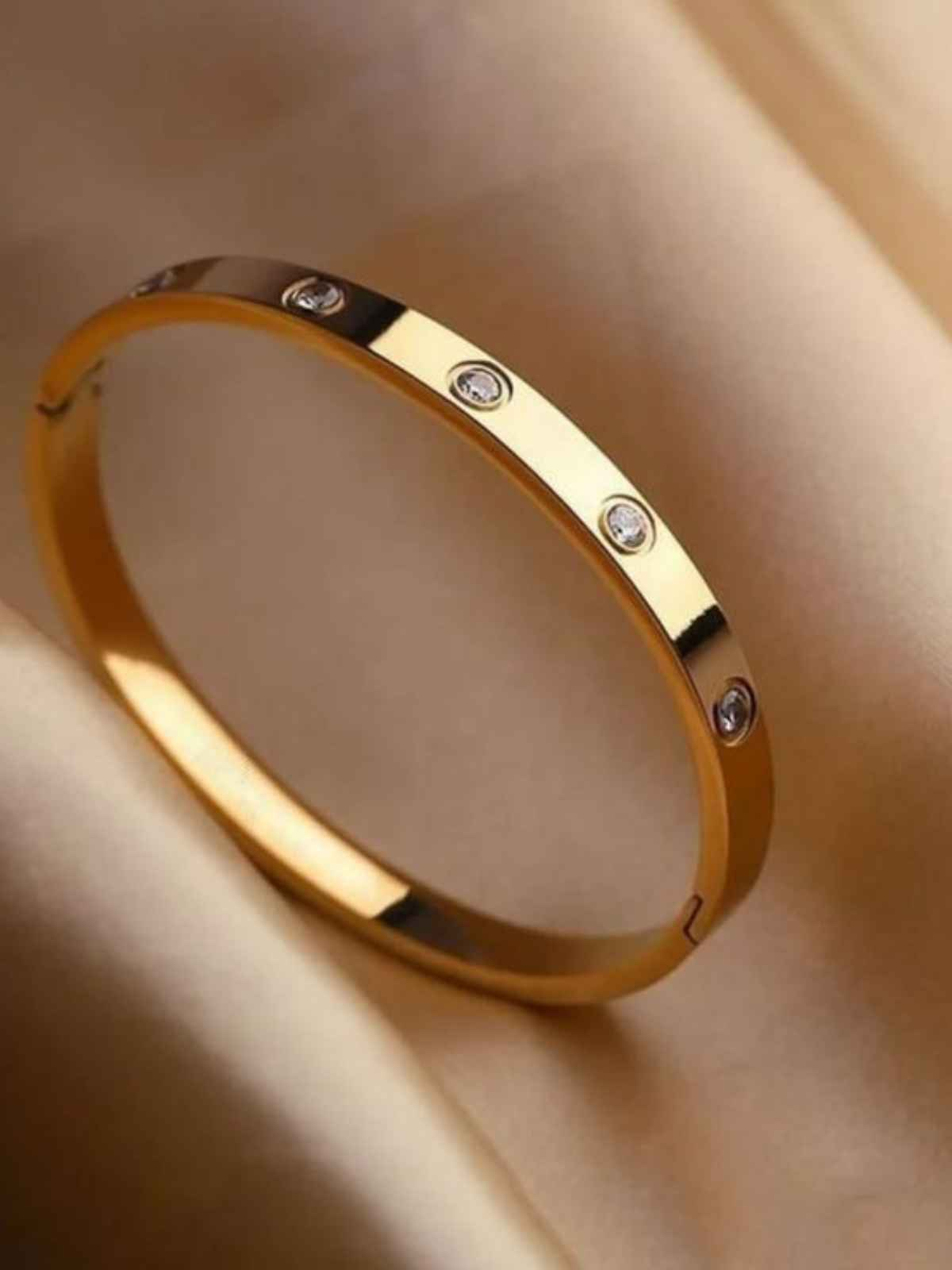 Vellura Jewellery promotional image describing their Rings Collection with anti-tarnish rings, luxurious finishes, sparkling stones, and timeless designs for all styles and occasions.