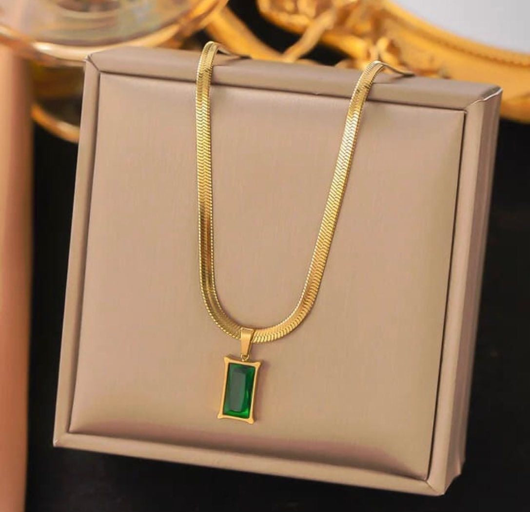 Elegant Green Stone Pendant Necklace
