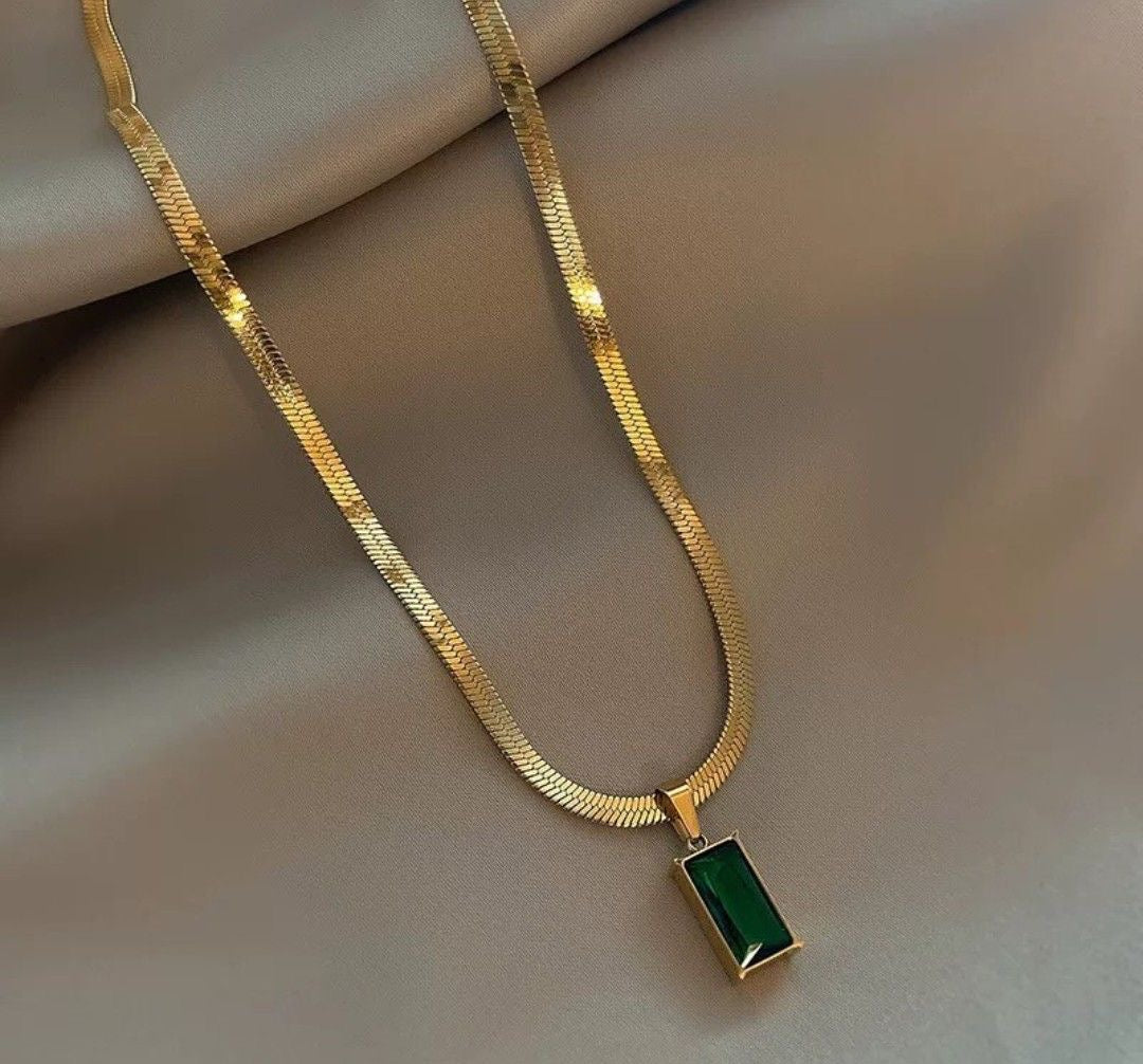 Elegant Green Stone Pendant Necklace